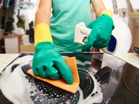Professional cleaning of a patterned rug with careful fibre treatment